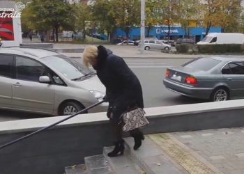 „Poți să zbori cu capul în jos.” Locuitorii Chișinăului scot la suprafață problemele unui pasaj subteran din Chișinău | VIDEO