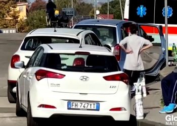 Pandemia îngenunchează din nou Italia: Cozi în fața spitalelor, bolnavii primesc oxigen în mașinile personale