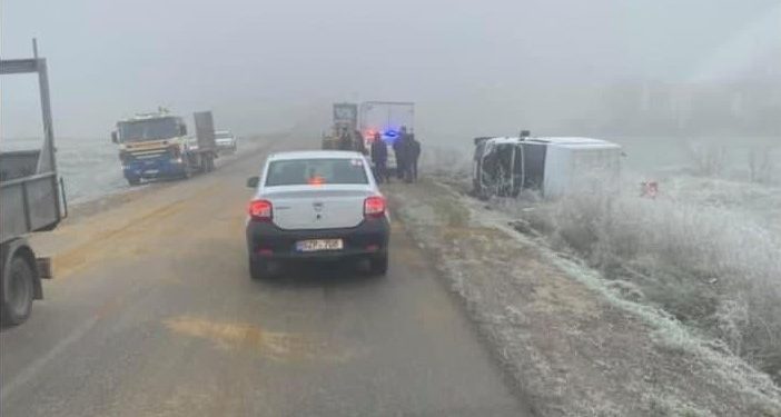 Cimișlia: Un microbuz încărcat cu torturi a ajuns într-un șanț