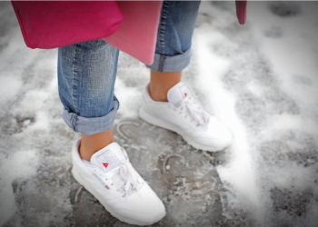 Cu glezna la vedere. Ce probleme de sănătate riscă cei care nu poartă șosete lungi când e frig afară