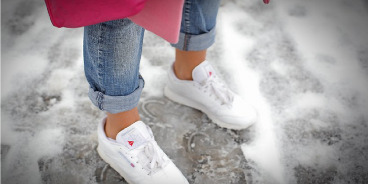 Cu glezna la vedere. Ce probleme de sănătate riscă cei care nu poartă șosete lungi când e frig afară