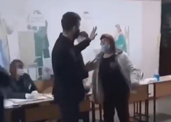 Видео пьяной женщины, напавшей на сотрудника избирательной комиссии стало вирусным в соцсети. Что и когда произошло на самом деле | VIDEO