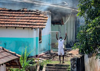 Заключенные одной из тюрем Шри-Ланки устроили «коронавирусный» бунт. Несколько человек погибли