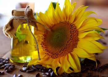 Seceta și consecințele pandemiei din acest an își pun amprenta pe prețurile produselor alimentare: uleiul de floarea soarelui s-a scumpit | VIDEO