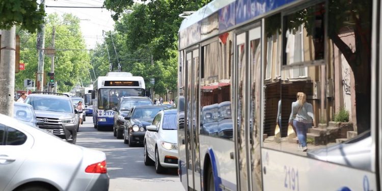 Începând de luni, mai multe rute de troleibuz și microbuz din Chișinău își schimbă traseul. Cum vor circula în continuare