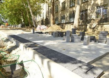 Pavaj alb pe trotuarele din Chișinău și bănci amplasate chiar lângă carosabil: noile schimbări apărute în capitală. Cât de practice sunt acestea? | VIDEO