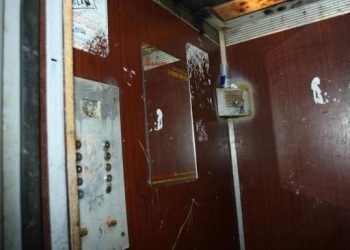 Chișinăuienii se tem să urce în ele, iar întreprinderea se descurcă cum poate. De ce a fost amânată achiziția de noi ascensoare | VIDEO