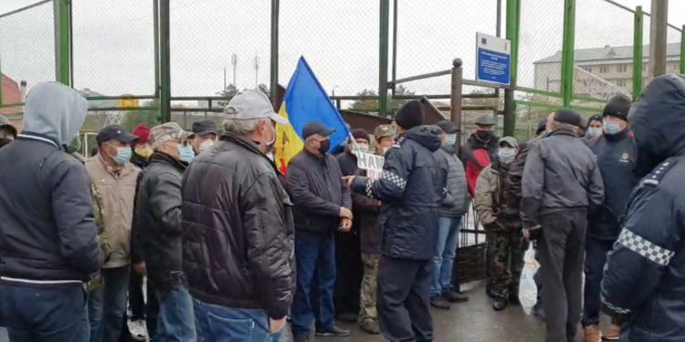 La Varnița, alegătorii din stânga Nistrului au format cozi la secțiile de votare: „S-a folosit spray lacrimogen”. Poliția, la fața locului