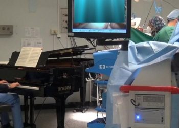 Operat de cancer, pe acorduri de pian. Chirurgii intenționează să mai efectueze astfel de experimente | VIDEO