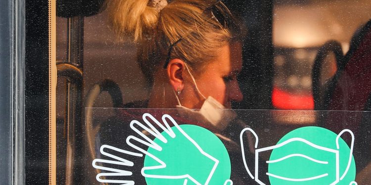 ВОЗ: суточная заболеваемость коронавирусом в мире идет на убыль