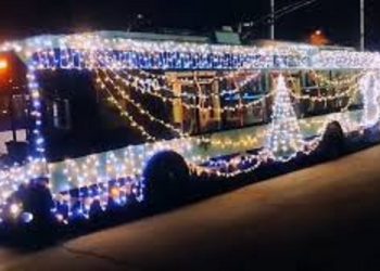 Три троллейбуса, украшенные в духе зимних праздников, курсируют по Кишиневу