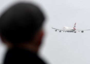 Более 20 стран ограничили авиасообщение из-за нового, более заразного варианта коронавируса