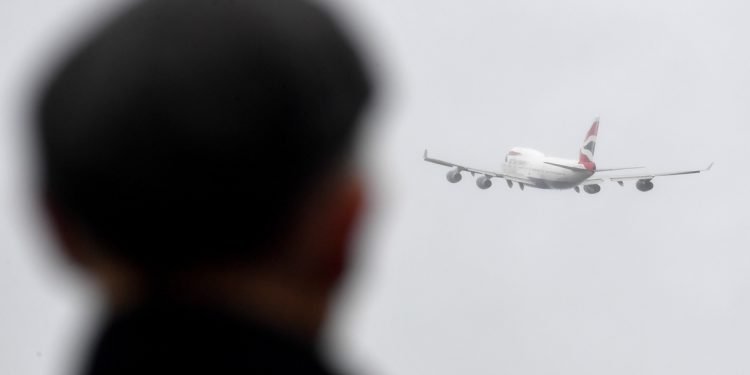 Более 20 стран ограничили авиасообщение из-за нового, более заразного варианта коронавируса