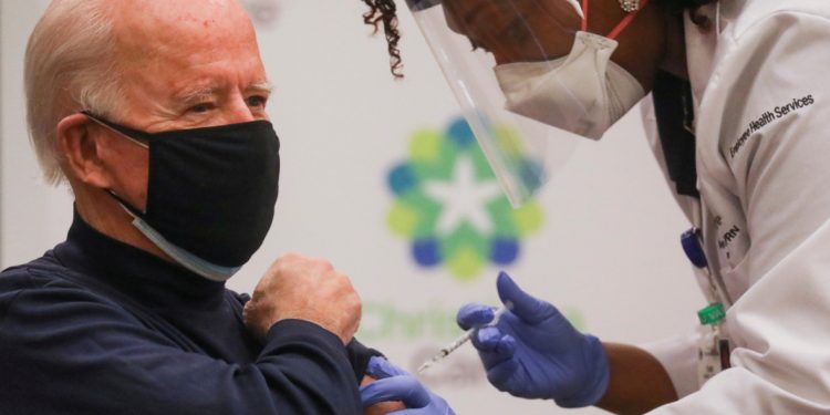 Избранный президент США Джо Байден сделал прививку против коронавируса
