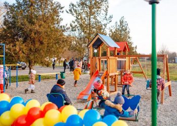 При поддержке депутата Парламентской платформы «За Молдову» Елены Бакалу в селе Букурия появилась современная детская площадка