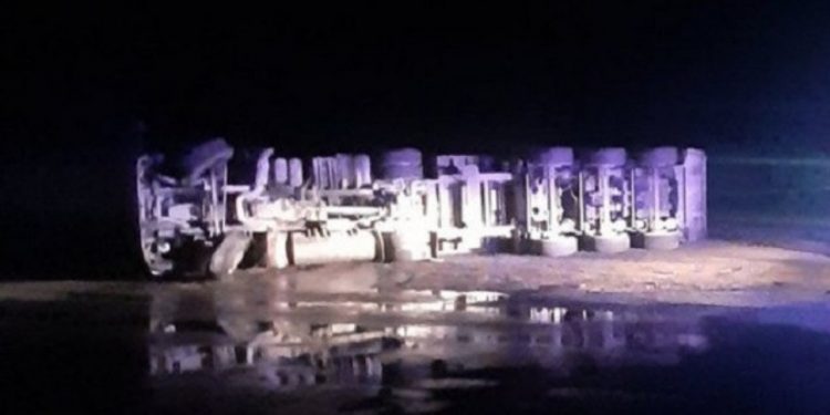 Двое несовершеннолетних в состоянии алкогольного опьянения угнали фуру и перевернулись на ней