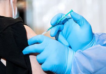 В Германии восьмерым сотрудникам дома престарелых по ошибке вкололи пятикратную дозу вакцины от коронавируса