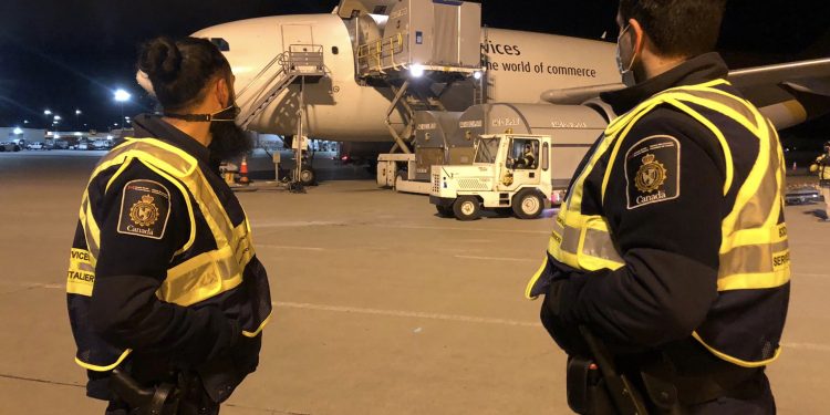 В Канаду прибыла первая партия вакцин Pfizer-BioNTech