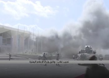 Мощный взрыв прогремел в аэропорту Адена в момент прибытия правительства