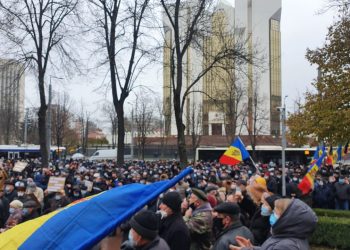 „Am venit pentru cantitate”. Mulți dintre protestatari nu știau exact de ce au venit în fața Parlamentului | VIDEO