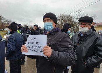 Scandalul de la primăria Lăpușna continuă: Sătenii au blocat drumul central și își cer sediul înapoi | VIDEO