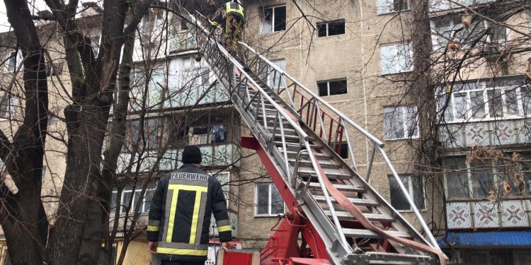 Un apartament, cuprins de flăcări în Capitală. O femeie a murit | Update