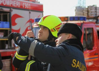 Salvatorii au evitat o tragedie: Un copil, care atârna de un balcon de la etajul 12 al unui bloc de locuit din Chișinău, salvat