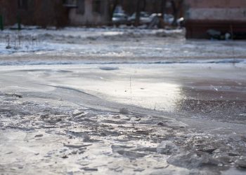 70 аварий всего за день.  Гололедица на столичных дорогах — испытание для водителей и пешеходов | VIDEO