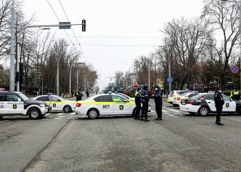 Pe tractoarele din banii statului, fermierii au continuat protestele fără să mai aștepte expirarea termenului pe care tot ei l-au înaintat, blocând din nou circulația | VIDEO