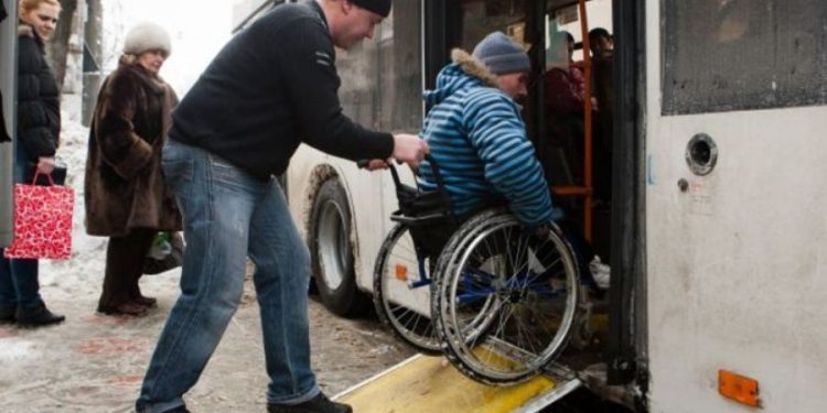 Persoanele cu dizabilități din raioanele R. Moldova vor beneficia de compensații majorate de transport