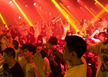 Omenirea este paralizată de virus și nu poate ieși din restricții, Wuhan — „patria” coronavirusului, în distracții | VIDEO