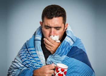 Врач назвал три отличия простуда от COVID