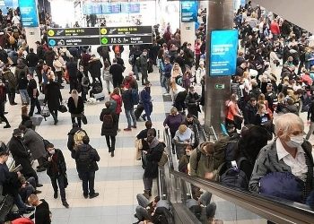 Сотни пассажиров застряли в аэропортах Москвы из-за ледяного дождя