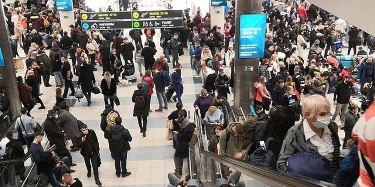 Сотни пассажиров застряли в аэропортах Москвы из-за ледяного дождя