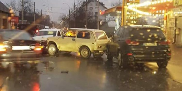 Carambol matinal pe o stradă din capitală: Patru automobile, avariate