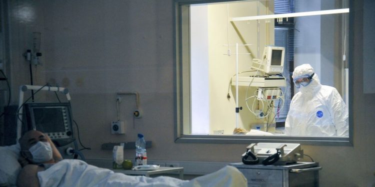 В Румынии скончалась пациентка с COVID, которую по ошибке отключили от ИВЛ