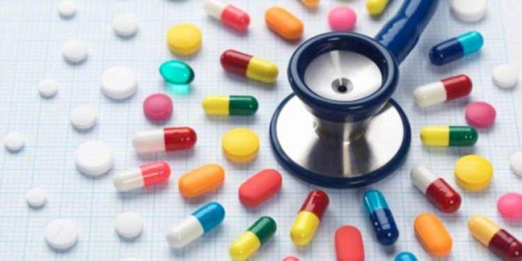 Persoanele care se tratează la domiciliu de Covid-19 vor avea acces la medicamente compensate până la 100%, livrate la domiciliu