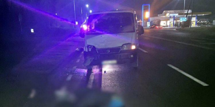 O femeie a fost lovită mortal de un microbuz