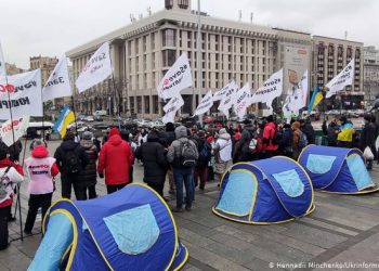 Răscoala anti-lockdown de la Kiev continuă: aproximativ 40 de ofițeri de poliție au fost răniți în confruntări cu protestatarii | VIDEO