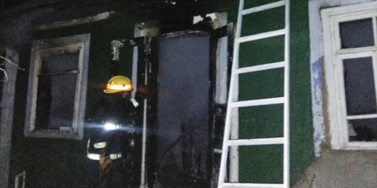 O femeie țintuită la pat a ars în propria casă