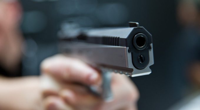 Un adolescent ar fi fost împușcat de un fost ofițer al Serviciului Vamal