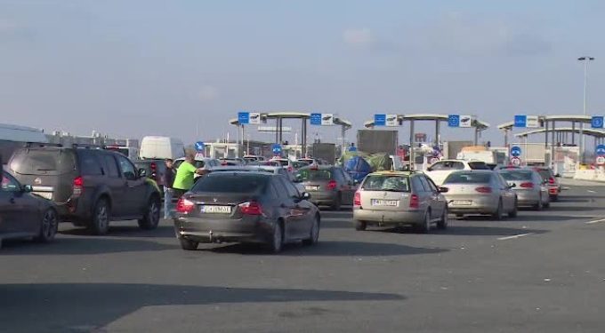 Peste 150 de mașini, majoritatea scumpe, s-au poticnit la granița României. Aproape toți șoferii aveau aceeași explicație
