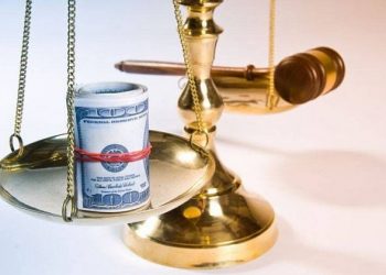 O angajată de la Cadastru, reţinută pentru mită