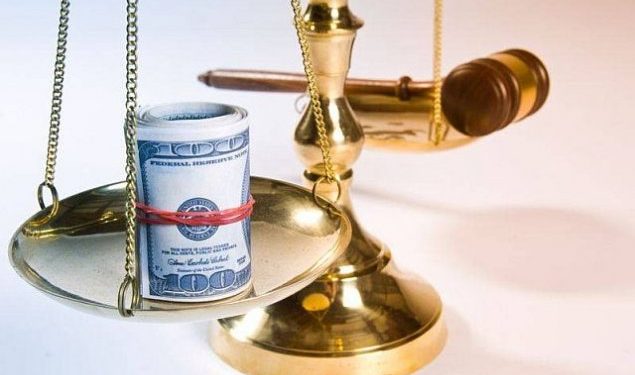 O angajată de la Cadastru, reţinută pentru mită