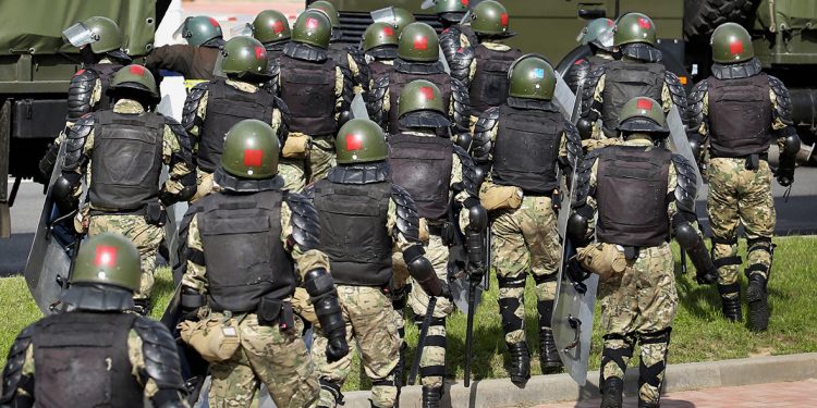 К резиденции Лукашенко стянули спецтехнику и водометы