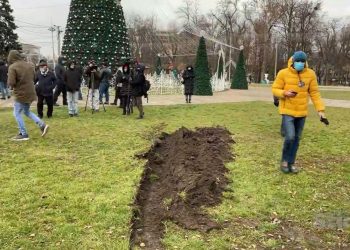Un fermier protestatar a arat gazonul din fața Catedralei Adormirii Maicii Domnului din Chișinău | VIDEO