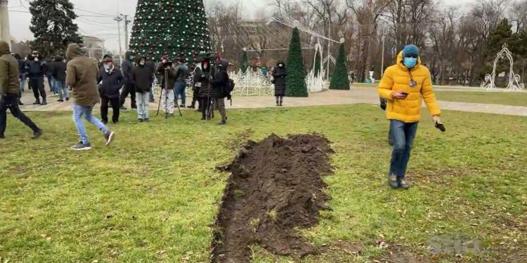 Un fermier protestatar a arat gazonul din fața Catedralei Adormirii Maicii Domnului din Chișinău | VIDEO