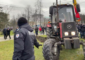 Fermierii au trecut la distrugeri: Locuitorii capitalei au condamnat fapta șoferului, care a pornit cu brazda pe un gazon de lângă Catedrală | VIDEO