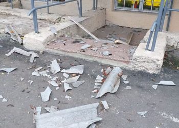 Un bărbat a sărit de la etajul trei al unui bloc din capitală