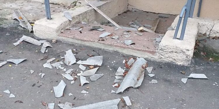 Un bărbat a sărit de la etajul trei al unui bloc din capitală